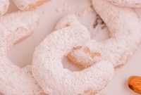 Almond-Cinnamon Crescent Delights