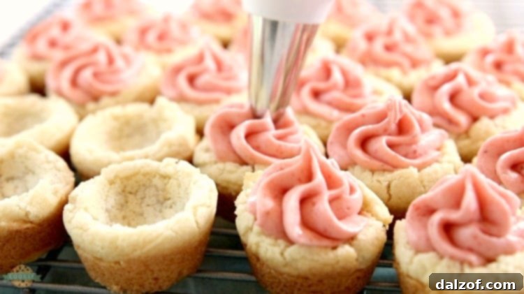How to pipet frosting