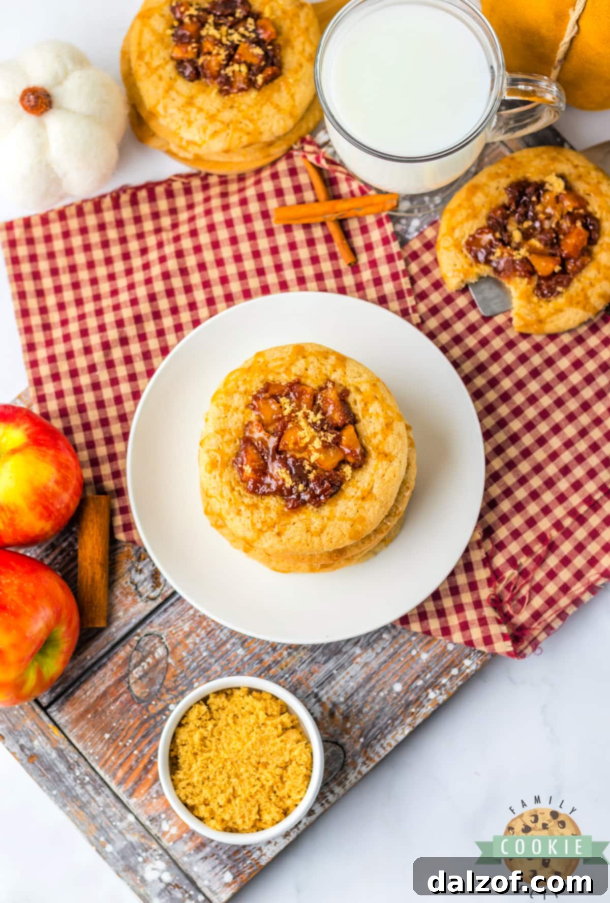 Cinnamon cookies with apple filling. 